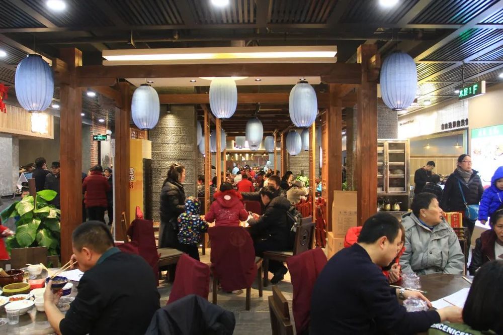 不开张“愁死”，开张了“亏死”：疫后餐饮业
