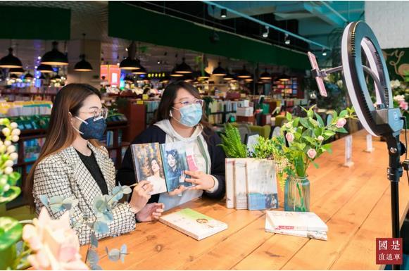 2020年3月24日，工作人员在内蒙古新华书店通过网络直播推介书籍。/p中新社发 丁根厚 摄