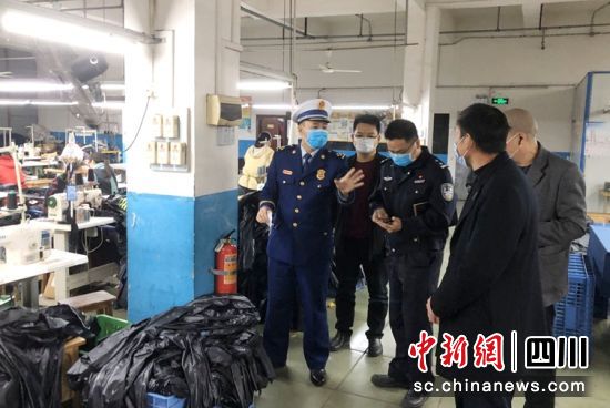 消防人员在企业现场检查消防安全工作。