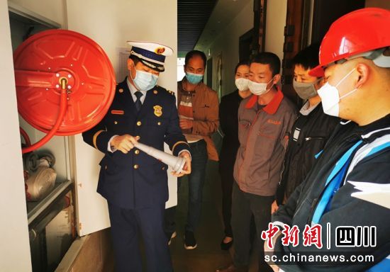消防人员现场检查灭火器材配备等情况。