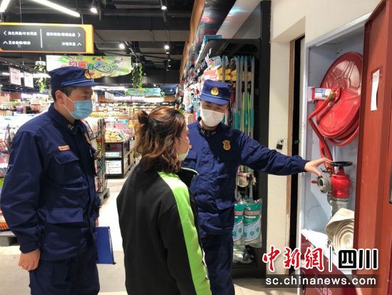 消防人员在商场检查灭火器材等。
