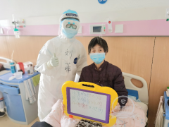 言语障碍患者靠画板与人交流