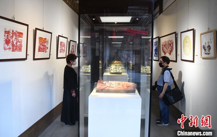 福建举办非遗战疫主题作品展 “众志成城抗击疫情”