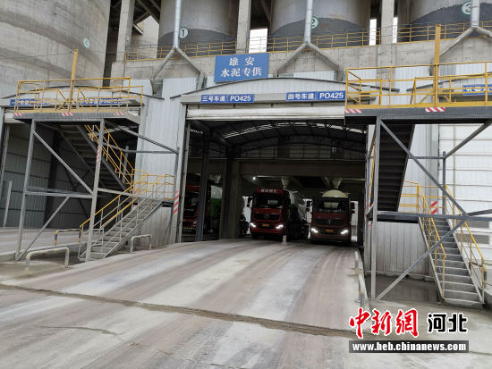 车辆在装运水泥。 张礼祥 摄