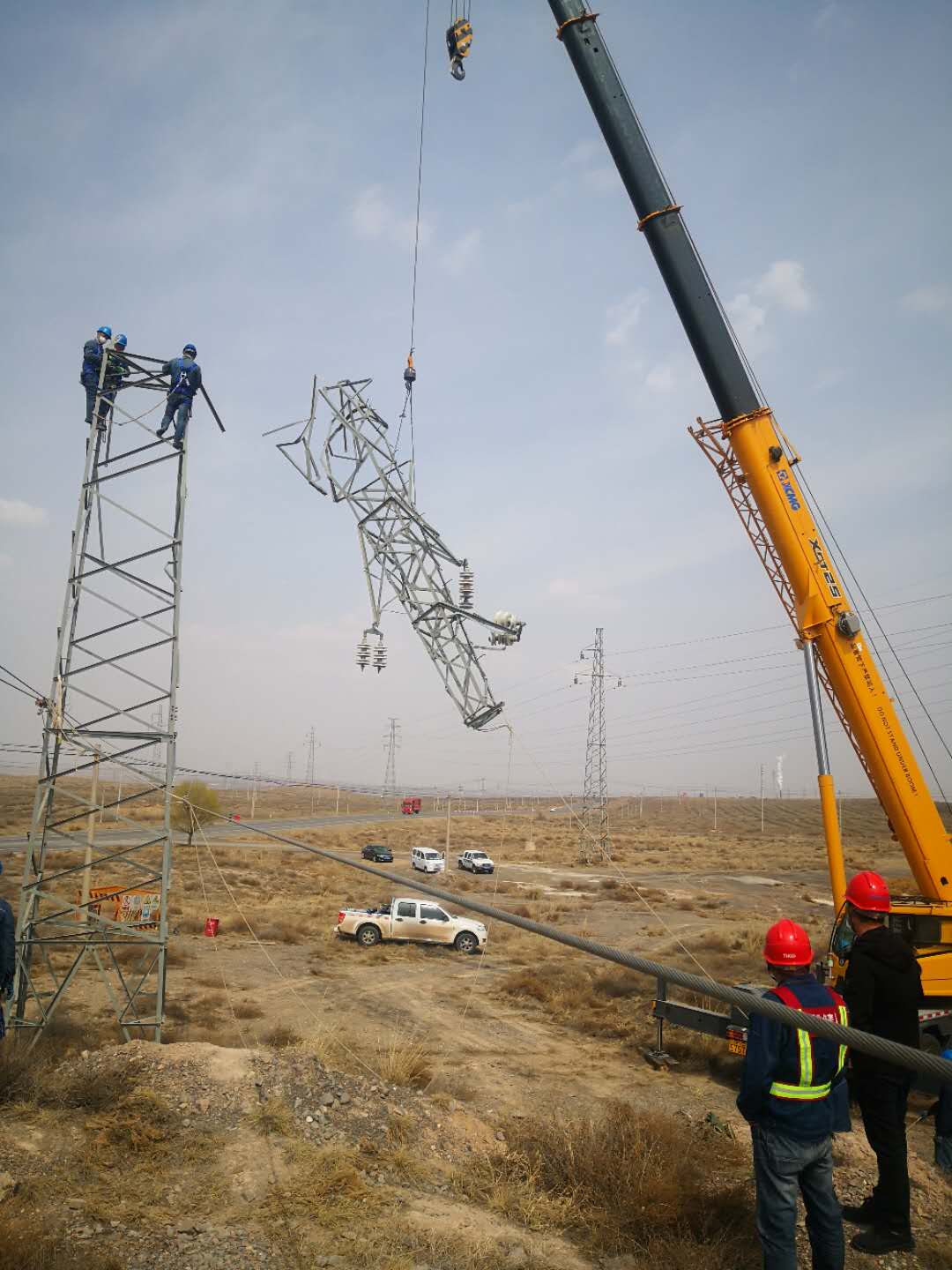 吴忠供电公司紧急抢修被风刮倒线路铁塔