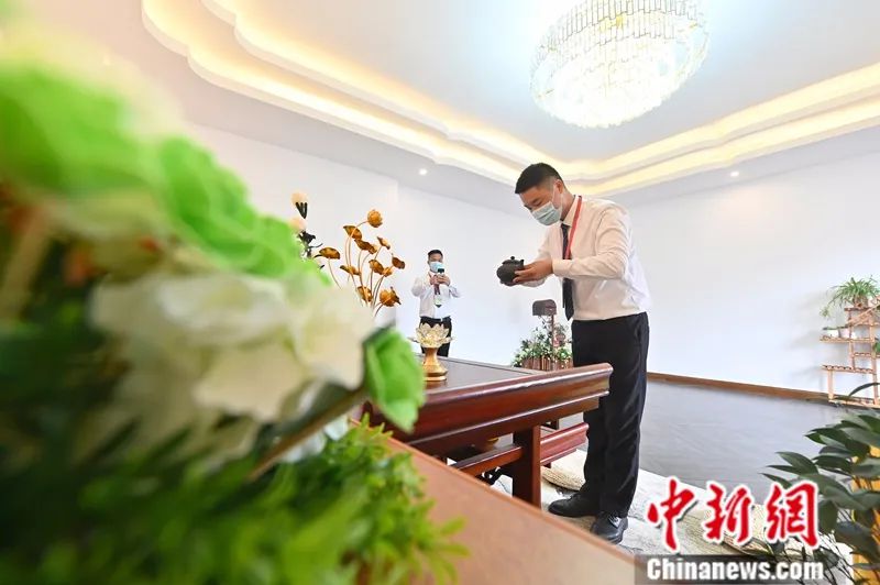 代客祭扫的“95后”小哥哥：这份工作是在积德行