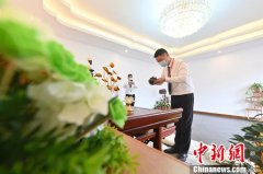 代客祭扫的“95后”小哥哥：这份工作是在积德行