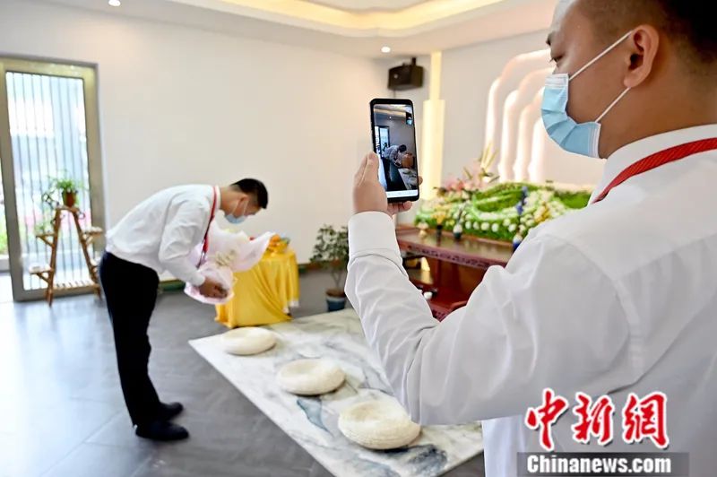 代客祭扫的“95后”小哥哥：这份工作是在积德行