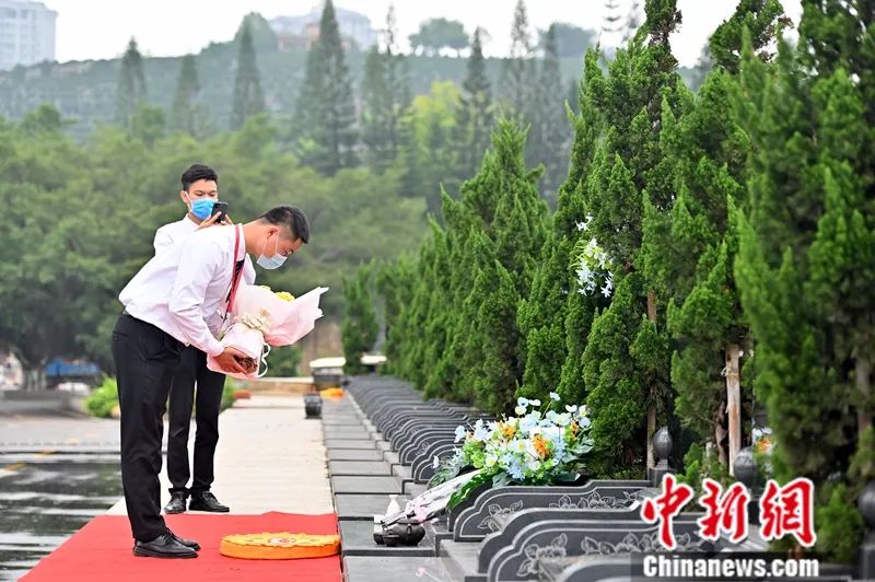 代客祭扫的“95后”小哥哥：这份工作是在积德行