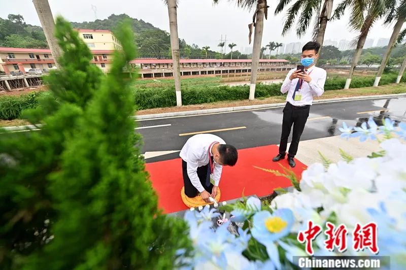 代客祭扫的“95后”小哥哥：这份工作是在积德行