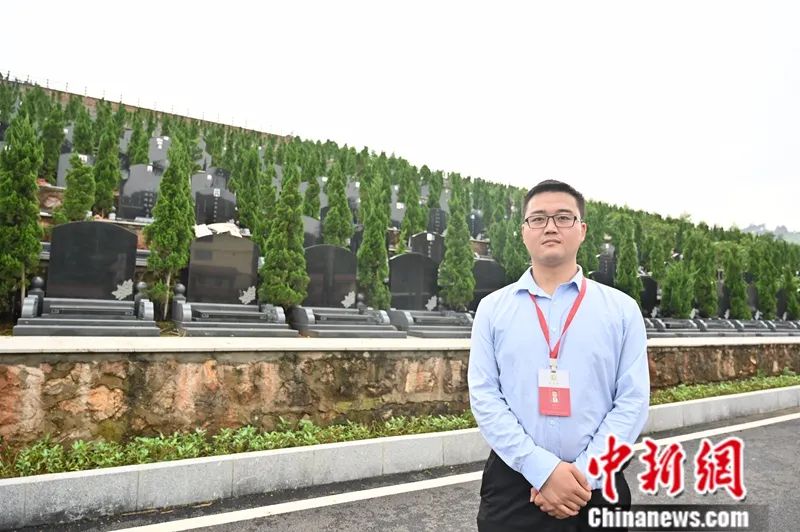 代客祭扫的“95后”小哥哥：这份工作是在积德行