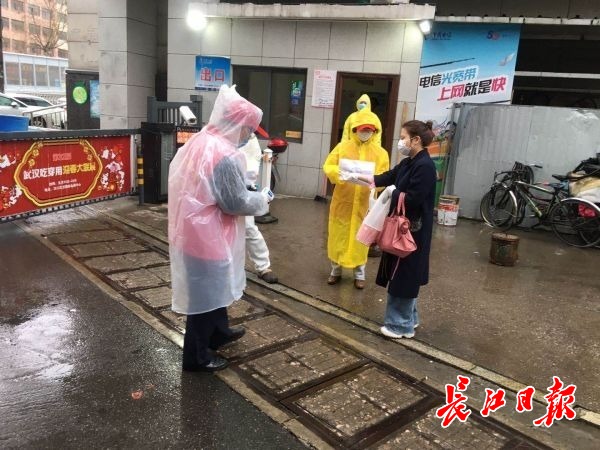 小册子登记复工员工信息，居民出门严格又快捷