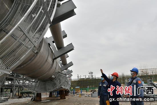 预计4月30日，广西华谊工业气体岛项目外部供电线路工程将建成一回线路，为华谊钦州基地项目施工及未来生产用电提供保障。龚福强 摄