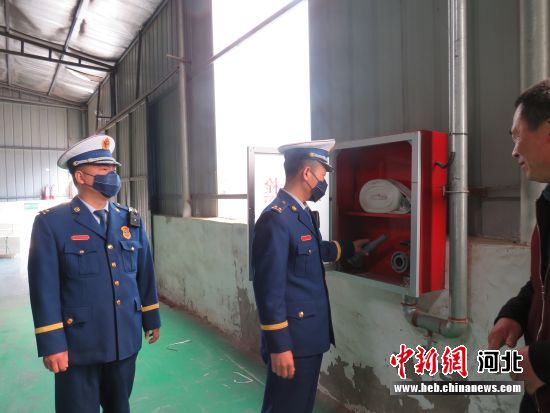 图为文安县消防救援大队深入辖区板厂开展消防安全检查。 王颖莉 摄