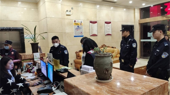 宝兴警方检查辖区行业场所