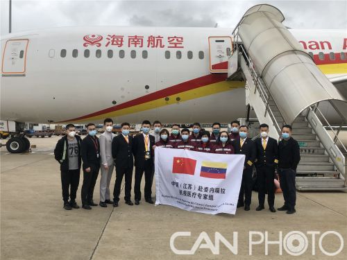 附图1：航班起飞前专家组与机组合影留念
