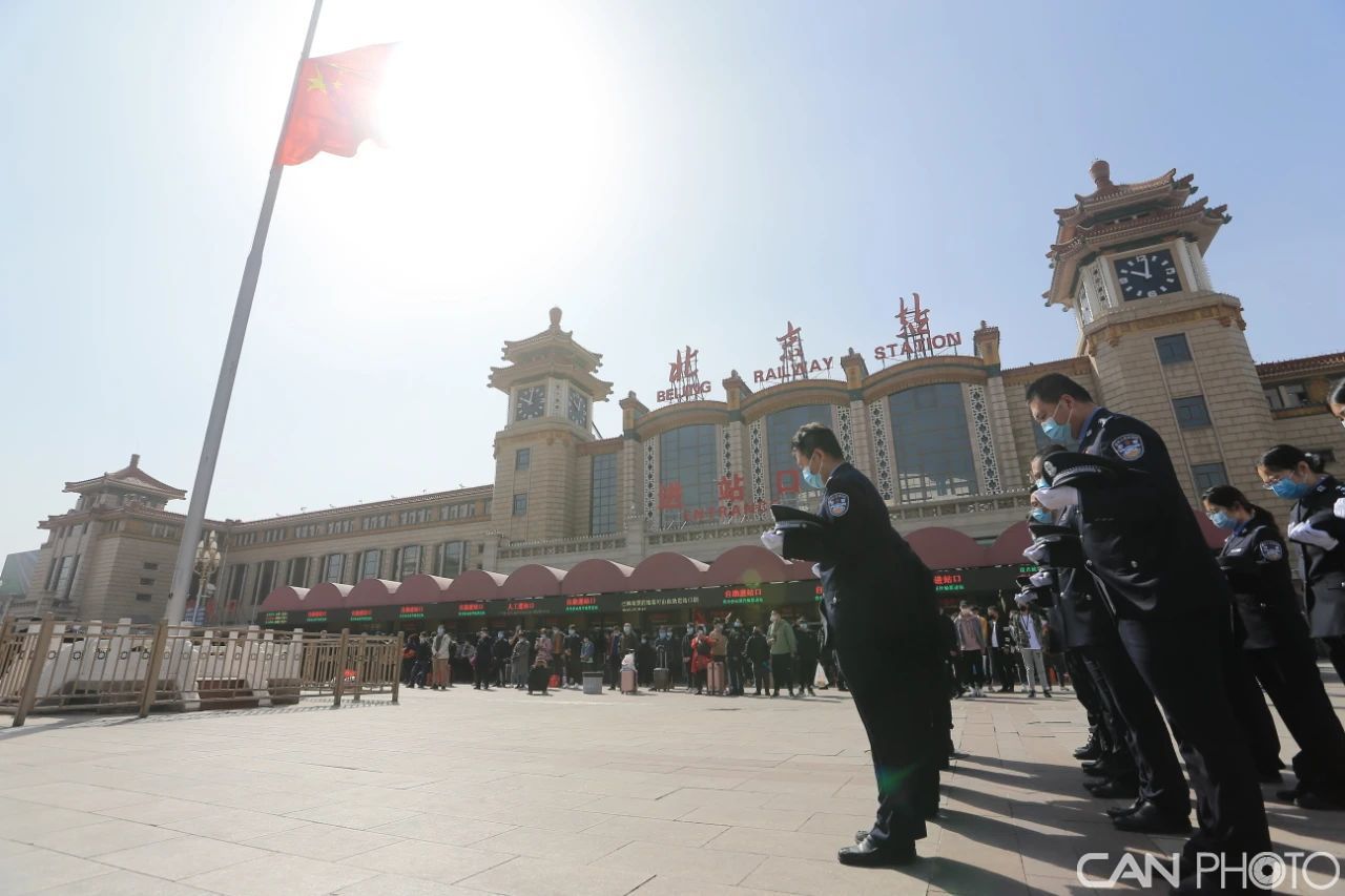 组图：习近平等向牺牲烈士和逝世同胞默哀3分钟