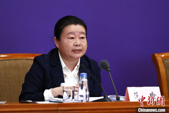 4月1日，中国国务院联防联控机制在北京召开新闻发布会，介绍做好疫情期间脱贫攻坚和民政服务工作情况。中国民政部社会事务司副司长范瑜表示，今年清明祭扫实行限流预约等方式，此外将大力推广网络祭扫(简称“云祭扫”)等非现场祭扫方式，减少人员聚集。中新社记者 富田 摄