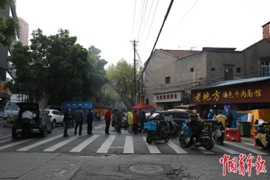 武汉启封 歇业多日的早餐店人们排长队等待热干面