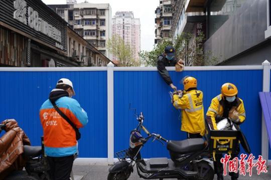 武汉启封 歇业多日的早餐店人们排长队等待热干面