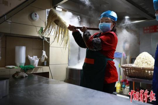 武汉启封 歇业多日的早餐店人们排长队等待热干面