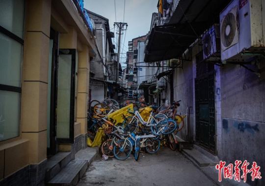 武汉启封 歇业多日的早餐店人们排长队等待热干面