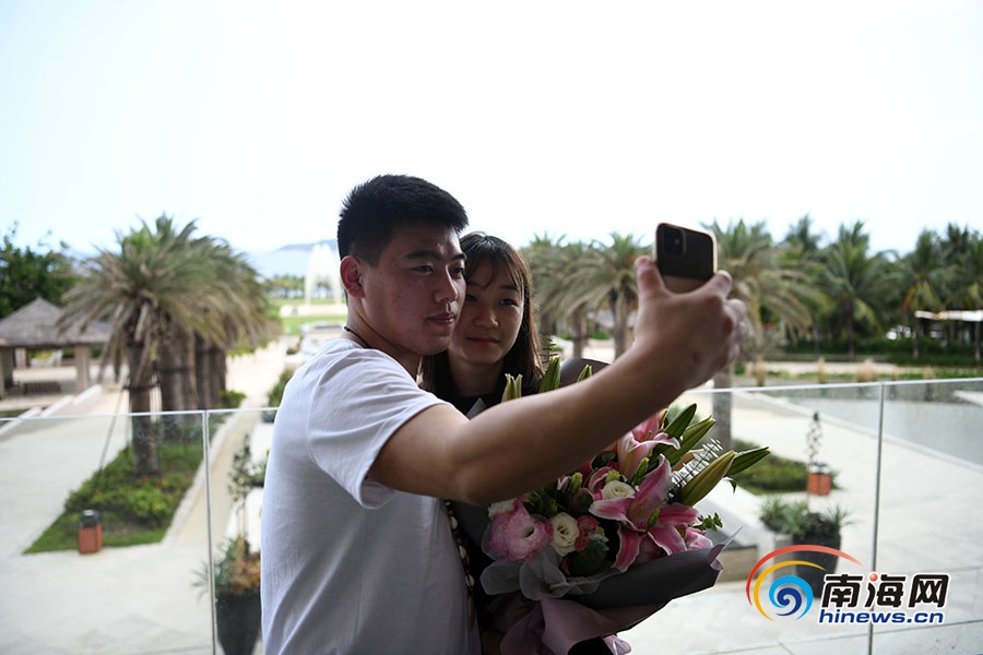 河南90后女护师圆梦三亚 浪漫开启天涯海角“婚