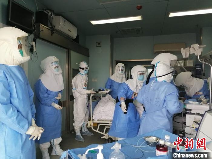 李金海团队为患者创新开展改良经皮锥形扩张气管切开术。江苏省人民医院供图