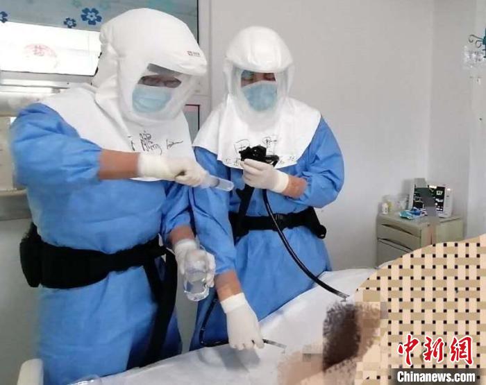 田野团队为患者做内镜治疗。江苏省人民医院供图