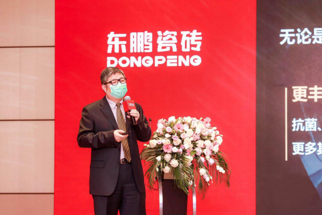 东鹏瓷砖事业部总裁吴文新表示，为稳步推进全屋地面健康系统，企业计划从产品开发、生产制造、技术研发、市场推广、终端销售和健康公益等六大层面部署战略行动。