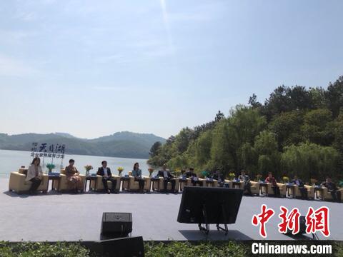 “企业家焦尾琴沙龙”在江苏溧阳天目湖畔举行。　唐娟 摄