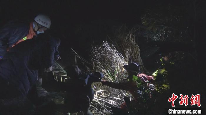 11人迷路被困深山 宁德消防深夜搜寻全救出