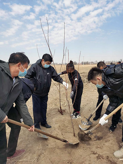 通辽市就业与人才服务中心开展“植树绿化助力脱贫”主题党日活动