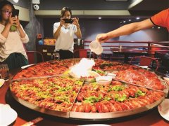 小龙虾批零价格同比下降三四成 最近又开始火了