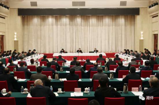 4月10日下午，省委常委会召开扩大会议，分析一季度全省经济形势，研究部署下阶段经济工作。省委书记杜家毫主持会议讲话。湖南日报记者 罗新国 摄