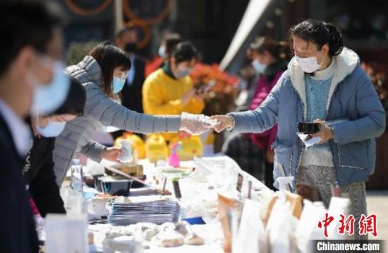 南京希望通过试行每周2.5天休息、夜间经济、户外临时摊位、网红直播、社群带货等多种方式，刺激内需消费。(资料图) 泱波 摄