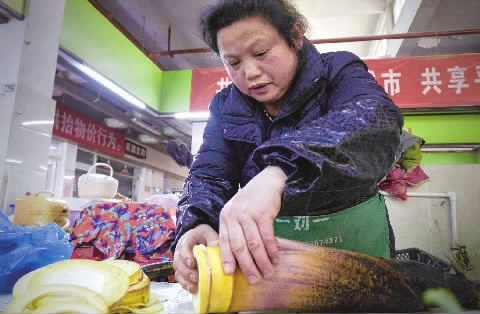 春笋上市时，村民采收忙 餐桌上的美味成助力脱贫好帮手