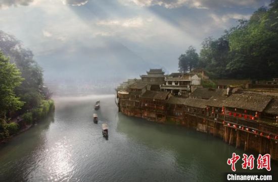 凤凰古城。凤凰供图