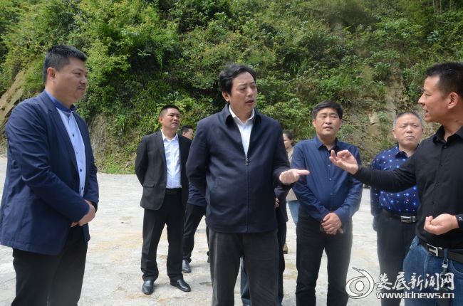 （吴建平在飞水涯景区调研）