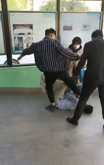 “扫楼”起冲突，水滴筹员工殴打轻松筹员工，被行拘12日！双方微博互怼揭开行业乱象