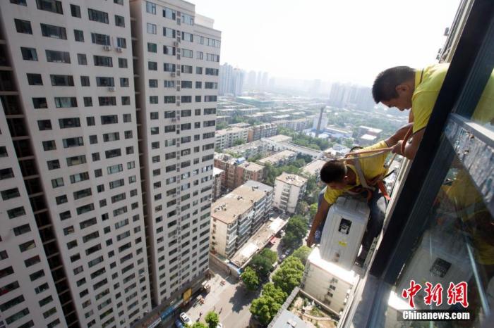 空调安装工程师在安装空调。/p中新社记者 张云 摄