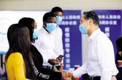 钟南山与在穗工作学习的外国籍人士代表座谈交