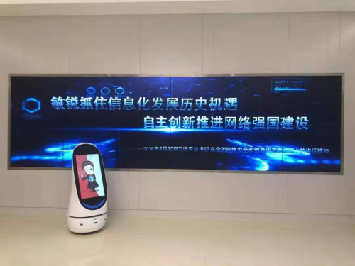 云迹科技展示交互机器人云帆 多场景应用互动讲