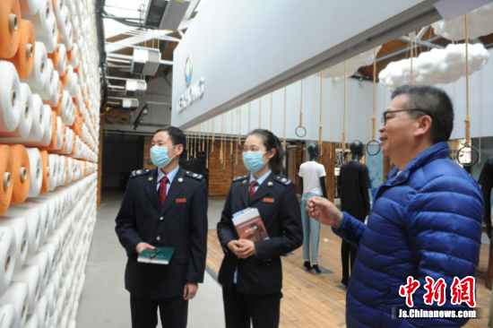 常州武进区税务干部走进天虹纺织有限公司，送上疫情期间各项优惠政策。（潘瑾 摄）