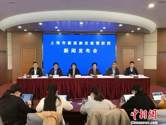 途虎养车总裁胡晓东(右一)在发布会上