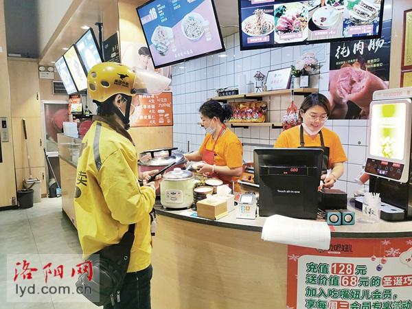 洛阳外卖行业出现新变化 “万物”皆可配送到家