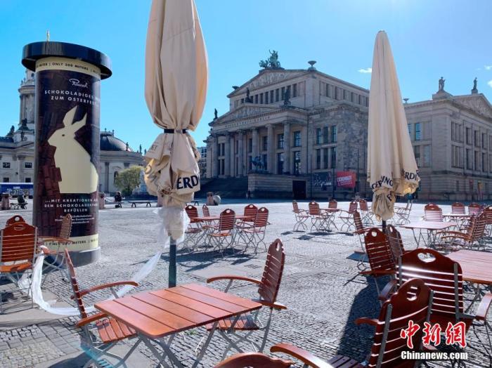 4月14日，德国柏林宪兵广场上的露天咖啡座空无一人。 /p中新社记者 彭大伟 摄