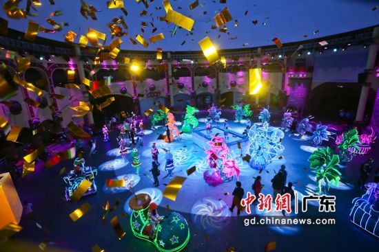 图为建设中的光影秀——魔踪幻影。 (通讯员 古珊 摄)