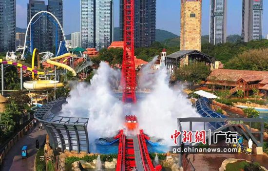 图为亚洲首座W型水花过山车——金涛骇浪。(通讯员 古珊 摄) 