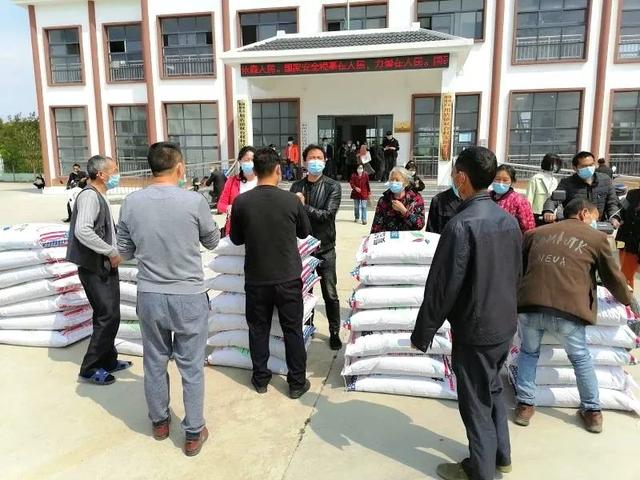 荆州区：送技术下乡 助力脱贫产业发展